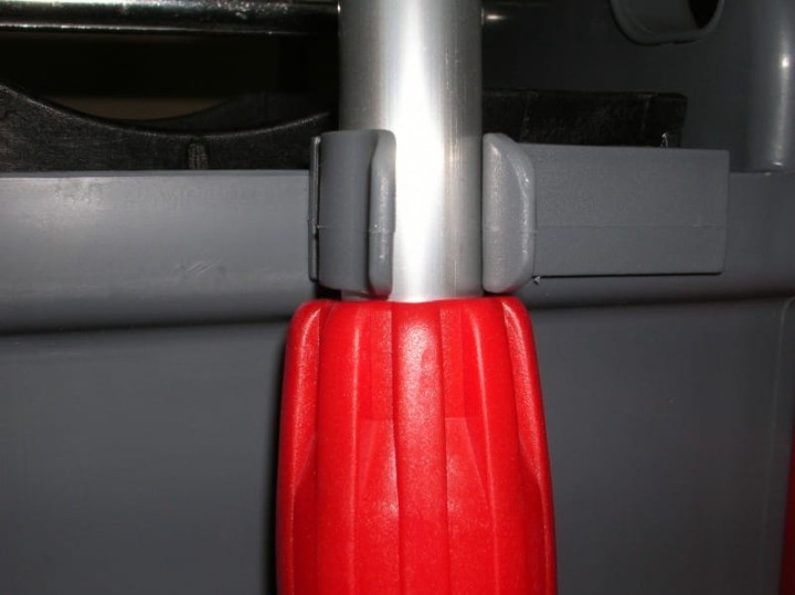 Element mocujący drążek na wyciskarce