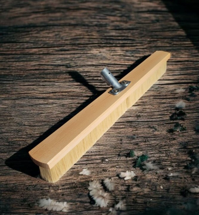 miotla-zamiatacz-naturalna-szczecina-55-cm-kominek-metalowy.jpg