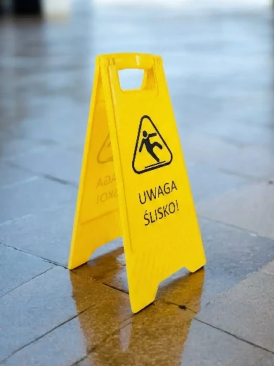 tablica-bezbieczenstwa-potykacz-uwaga-slisko.webp